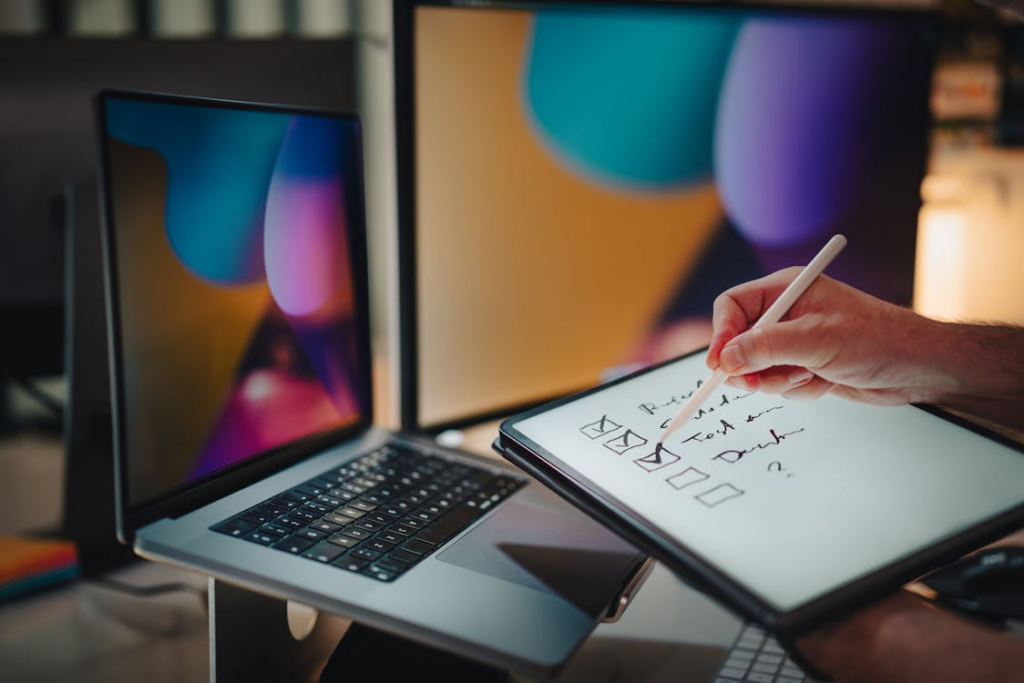 User making a digital checklist showing why people like rankings. online.